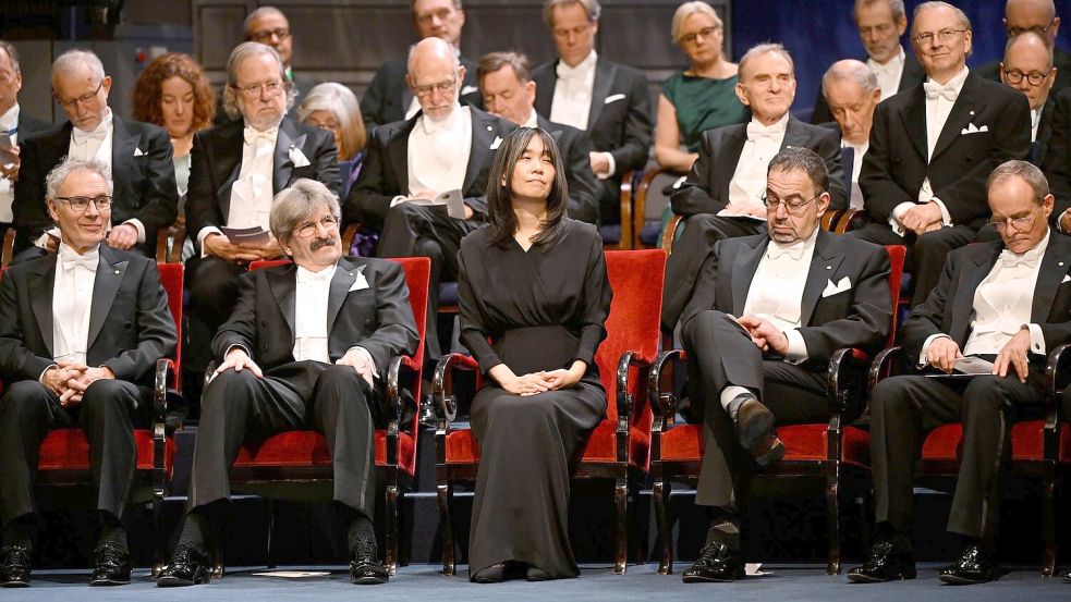 Die Südkoreanerin Han Kang (MItte) ist die diesjährige Literaturnobelpreisträgerin. Foto: Henrik Montgomery/TT News Agency/AP