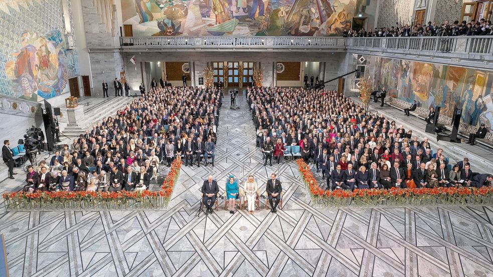 Bei der Preiszeremonie im Rathaus von Oslo waren auch das norwegische Königspaar und das Kronprinzenpaar (Mitte) dabei. Foto: Cornelius Poppe/NTB/dpa