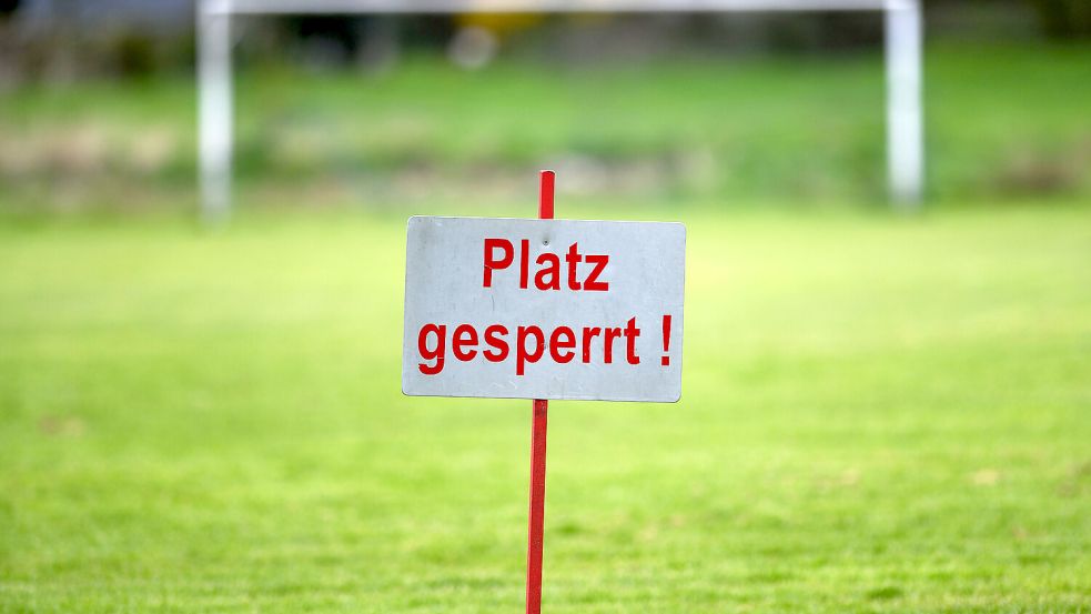 Zu Platzsperren und Spielausfällen kommt es hundertfach in der Fußballsaison in Ostfriesland. Für den SC Wiesens und TuS Weene hatte das nun negative Folgen. Foto: Imago