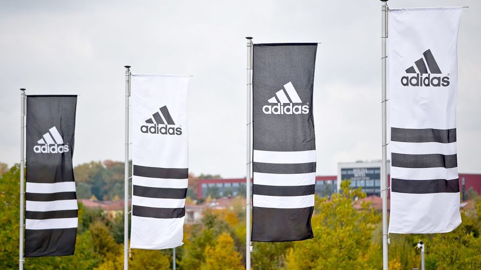 Adidas befindet sich nach eigenen Angaben mit den Zollbehörden seit Jahren „im Austausch“ zu dem bekannten Sachverhalt. (Archivbild) Foto: Daniel Karmann/dpa