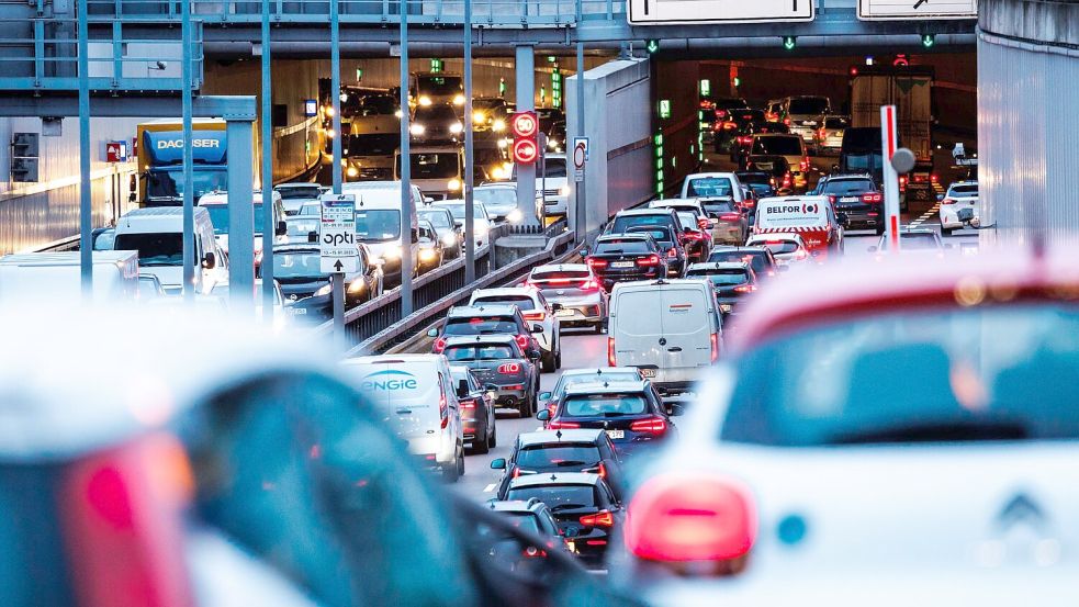 Eigentlich sollen in der EU Autos mit Verbrennungsmotor für Privatpersonen aus dem Verkehr verschwinden - doch dagegen regt sich Widerstand. (Archivbild) Foto: Matthias Balk/dpa