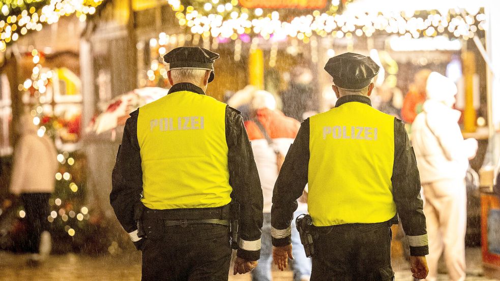 Ein Mann ist auf dem Weihnachtssmartk an der Schlachte ausgerastet und hat Mitarbeiter und Polizisten angegriffen. Foto: Sina Schuldt / dpa