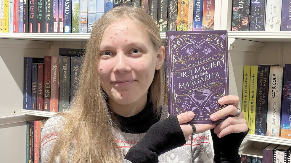 Islana Logauer vom Buchladen in der Altstadt in Leer empfiehlt ein kurzweiliges und spannendes Fantasy-Buch, das aber in der realen Welt spielt. Foto: Bothe