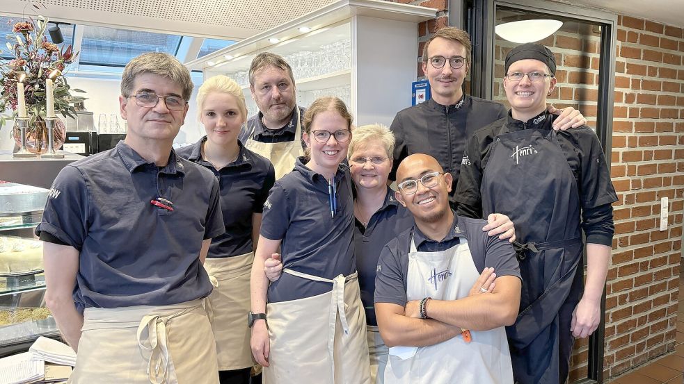 Ein Teil des Teams vom Café Henri‘s. Chefkoch und Leiter des Betriebs ist Denis Kabaj (hintere Reihe, Zweiter von rechts). Fotos: Hanssen