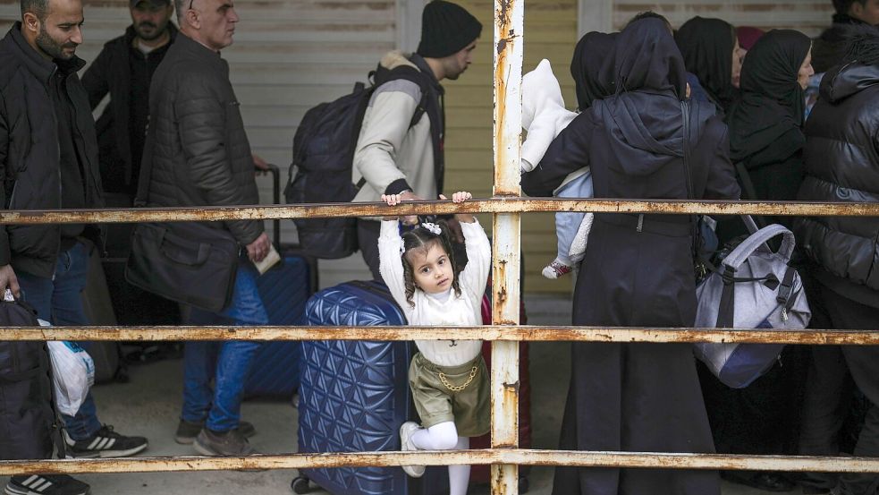 Diese Syrer wollen zurück – sie warten am Oncupinar-Grenzübergang in der Nähe der Stadt Kilis in der Südtürkei darauf, von der Türkei nach Syrien zu kommen. Foto: Khalil Hamra/AP/dpa