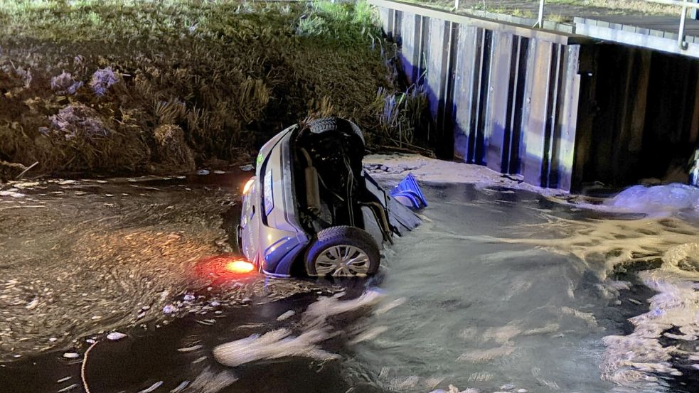 Ein Auto eines Pflegedienstes ist am Mittwochmorgen in den Kanal an der 1. Südwieke in Ostrhauderfehn geschleudert worden. Fotos: Zein