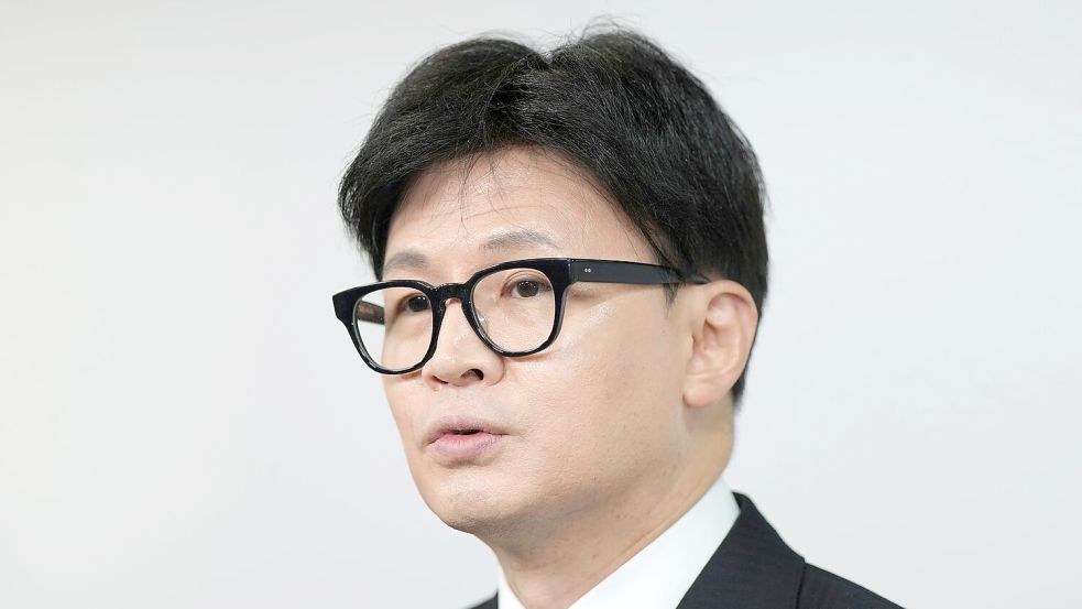 Regierungsparteichef Han Dong Hoon hat sich erstmals offen für ein Amtsenthebungsverfahren gegen Präsident Yoon Suk Yeol ausgesprochen. Foto: Lee Jin-man/AP/dpa