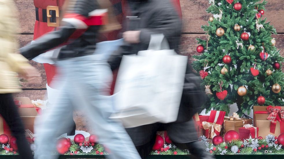 Mehr Geld für Weihnachtsgeschenke (Archivbild) Foto: Anna Ross/dpa