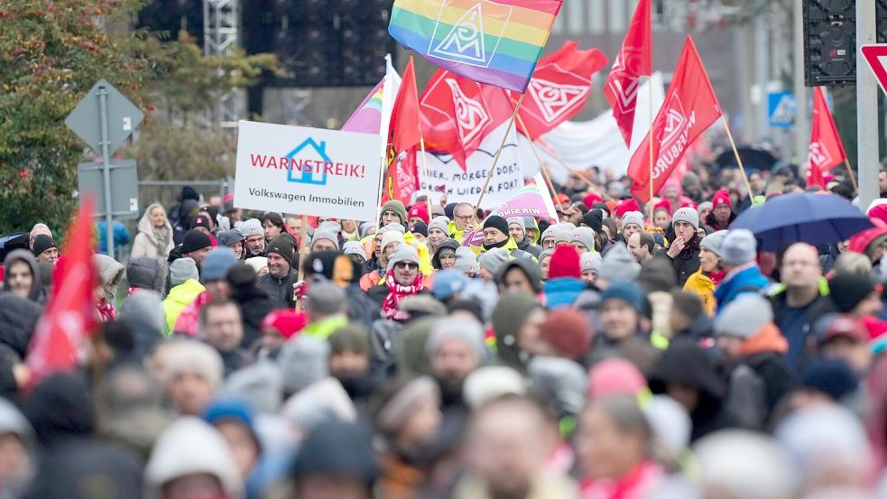 Warnstreik im VW-Stammwerk in Wolfsburg: Vor allem viele Industrieunternehmen planen Stellenstreichungen. Foto: Martin Meissner/AP POOL/dpa