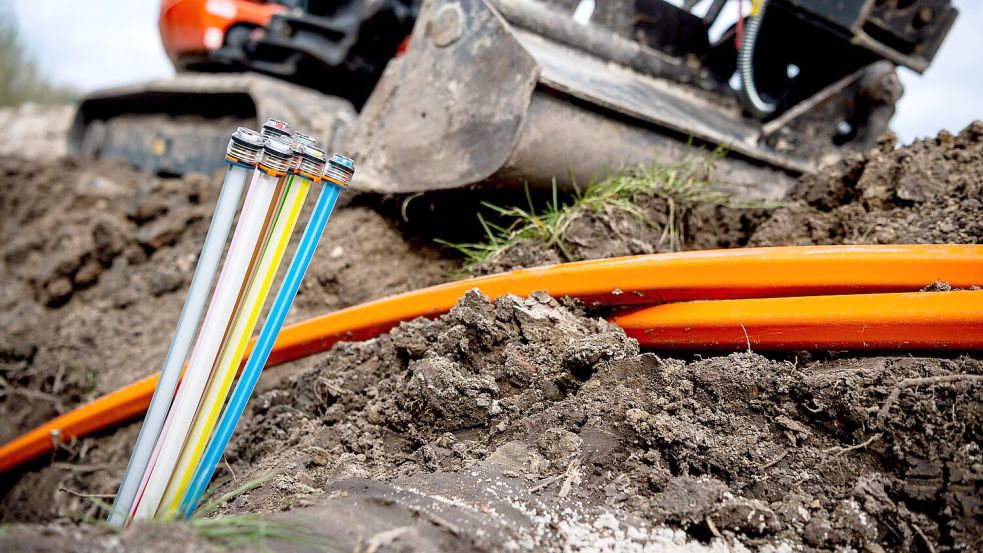 Bei Glasfaser-Arbeiten in Ostfriesland sind wiederholt Bestandsleitungen beschädigt worden. Dieses Symbolfoto für den Glasfaser-Ausbau ist vor ein paar Jahren in Leer aufgenommen worden. Symbolfoto: Sina Schuldt/dpa