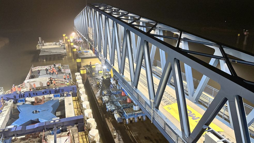 Das 145 Meter lange Teil der Friesenbrücke aus der Vogelperspektive. Foto: Ammermann