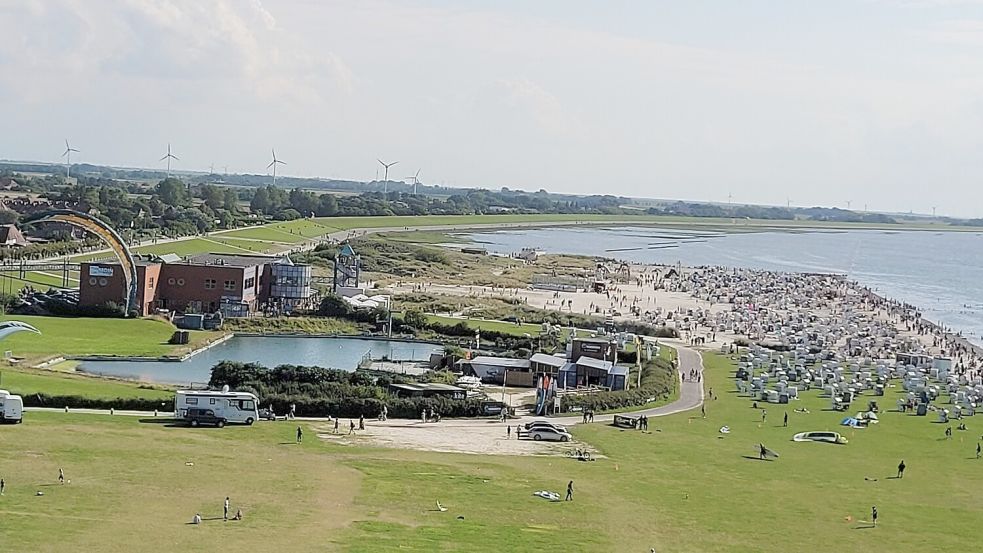 Die neue Wasserkante in Norddeich ist bei den Touristen beliebt. Foto: Rebecca Kresse