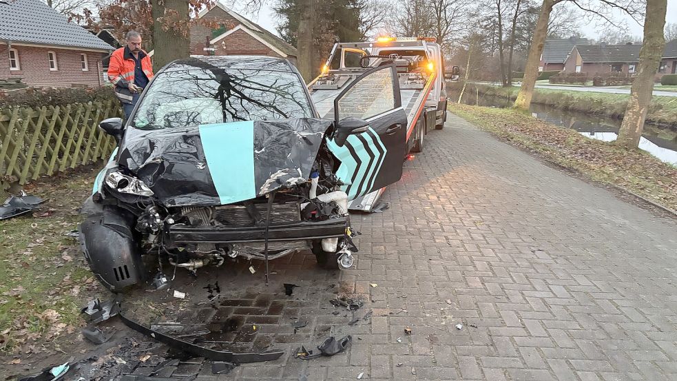 Die Polizei rückte am Donnerstagmorgen nach Rhauderfehn zu einem Unfall, bei dem drei Fahrzeuge stark beschädigt wurden, aus. Auf dem Foto wird eines der Autos gerade auf einen Abschleppwagen gezogen. Foto: Ammermann