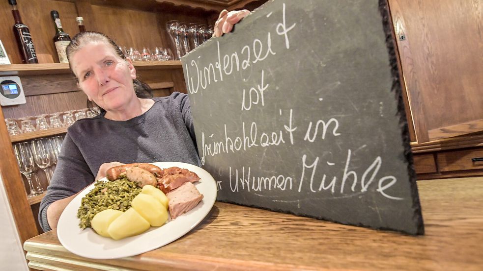 „Winterzeit ist Grünkohlzeit in der Uttumer Mühle“: Silke Schoolmann kocht klassisch Grünkohl. Foto: Ortgies