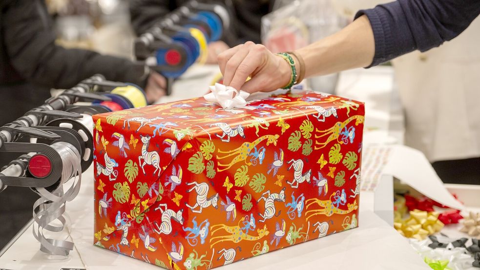 Die Weihnachtsgeschenke für die Familie besorgen die Frauen– und verpacken sie natürlich auch noch. Foto: Puchner/dpa