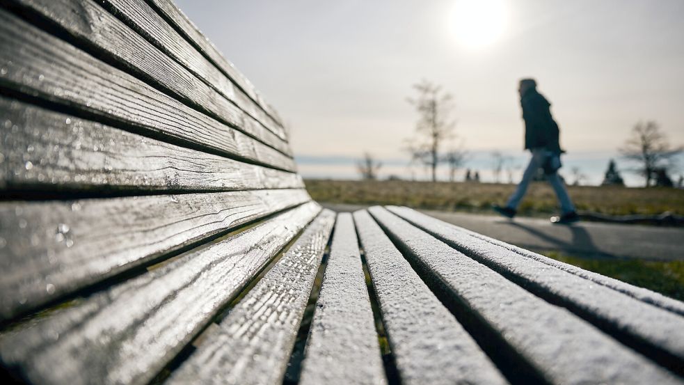 Der Deutsche Wetterdienst (DWD) erwartet für die kommenden Tage gebietsweise Frost und Glättegefahr in den Nächten. Foto: dpa/Bernd Thissen