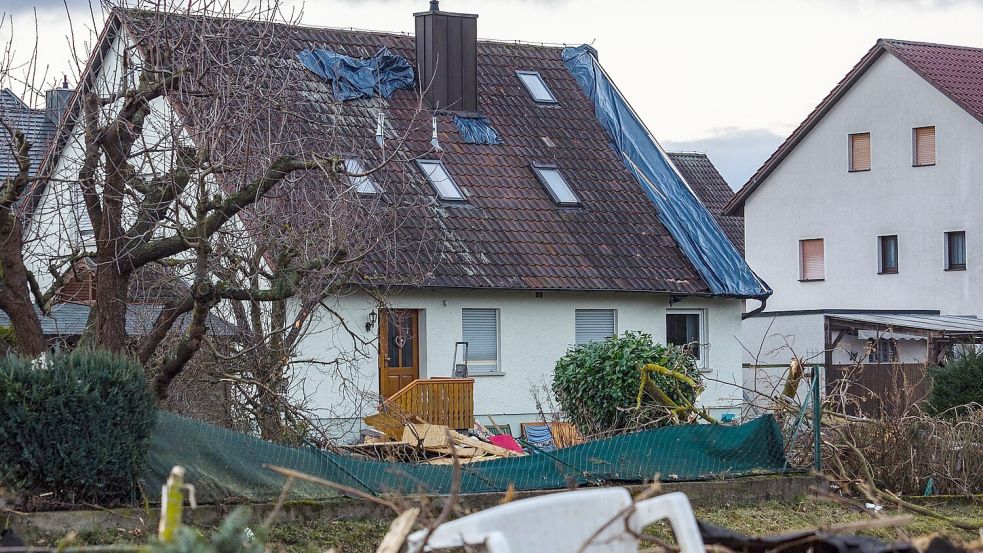 Die Nachfrage nach Versicherungsschutz ist hoch, unter anderem wegen der im langfristigen Trend steigenden Schäden durch Naturkatastrophen. (Symbolbild) Foto: Nicolas Armer/dpa/dpa-tmn