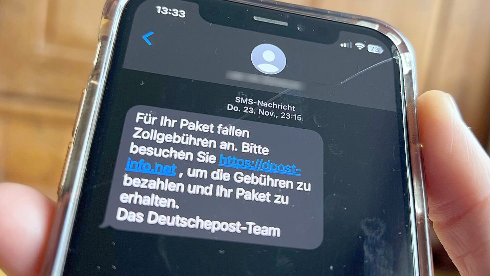 Kurz vor Weihnachten ist es bei Betrügern besonders beliebt, über gefälschte SMS zur Paketverfolgung an Daten von Menschen zu kommen. Foto: dpa/Wolf von Dewitz