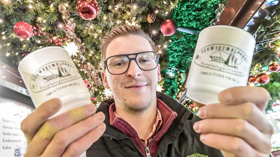 Steven von Halle betreibt das Weihnachtshaus auf dem Auricher Weihnachtsmarkt. Hygiene ist für ihn das A und O. Foto: Ortgies