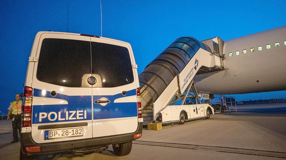 Am Dienstag wollen die Spitzen von CDU und CSU das gemeinsame Programm für die Bundestagswahl verabschieden. Im Entwurf wird deutlich, dass die Migrationspolitik eine wichtige Rolle spielen soll. (Archivbild) Foto: Michael Kappeler/dpa