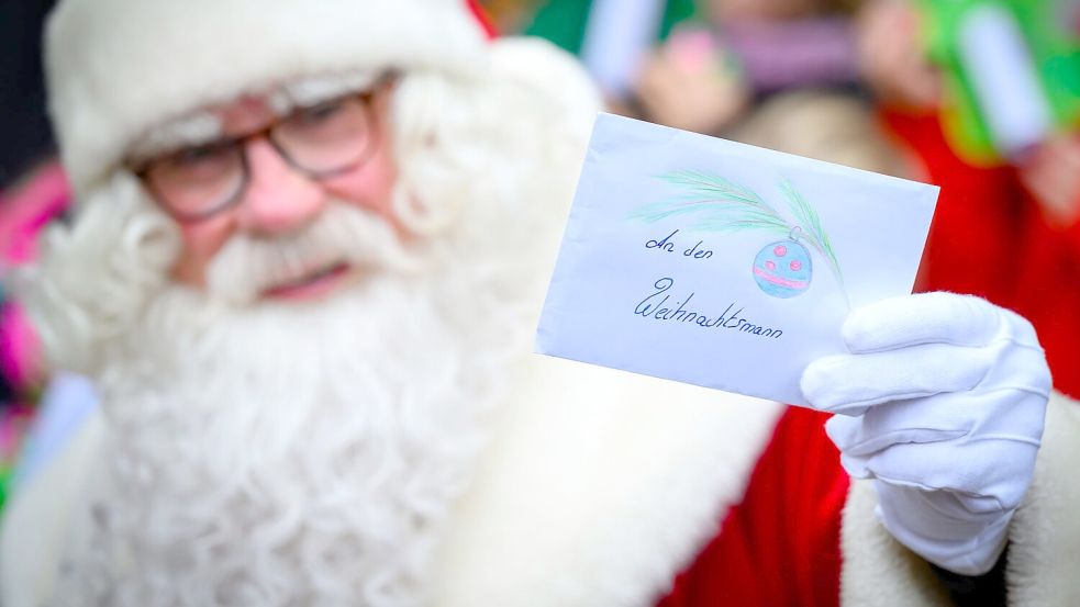 Der Weihnachtsmann im brandenburgischen Himmelpfort muss in diesem Jahr wieder tausende Wunschzettel beantworten. (Archivbild) Foto: Patrick Pleul/dpa