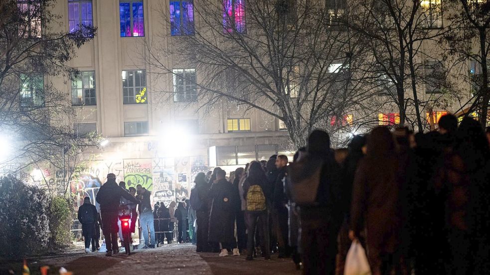 Zum Beginn der Jubiläumsparty bildete sich wieder die gefürchtete lange Warteschlange. Foto: Fabian Sommer/dpa