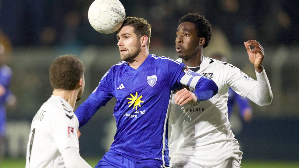 Kickers Emden gewinnt nach einer schwachen Halbzeit gegen Teutonia Ottensen 3:2. Foto: Doden, Emden