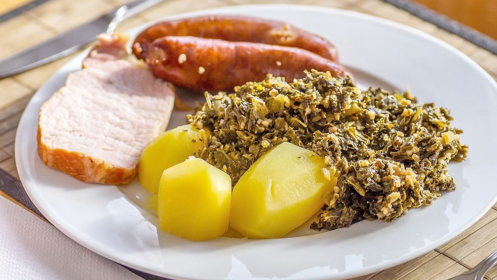 Ein Winter-Klassiker auch in Ostfriesland: Grünkohl mit Kartoffeln und würziger Fleisch-Beilage. Foto: Pixabay