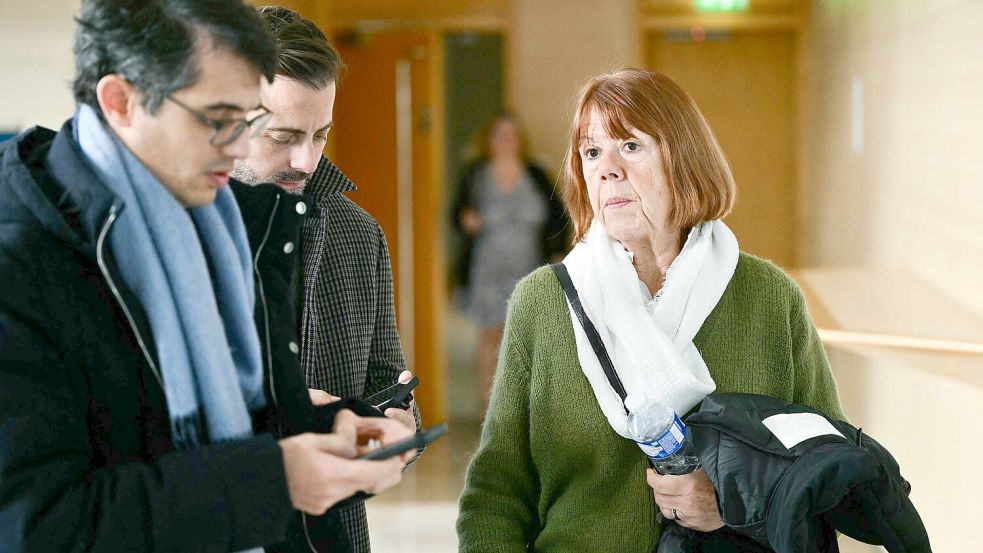 Das Opfer Gisele Pelicot steht neben ihren Anwälten Antoine Camus und Stéphane Babonneau während einer Pause im Gerichtsgebäude von Avignon. Foto: dpa/Christophe Simon/AFP