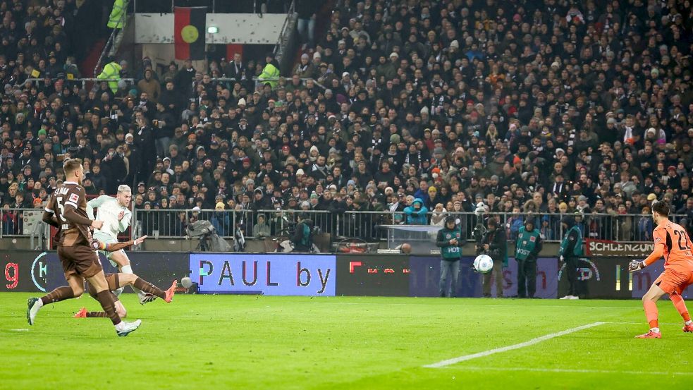 Die Entscheidung: Werders Marvin Ducksch erzielt das 2:0 Foto: Christian Charisius/dpa