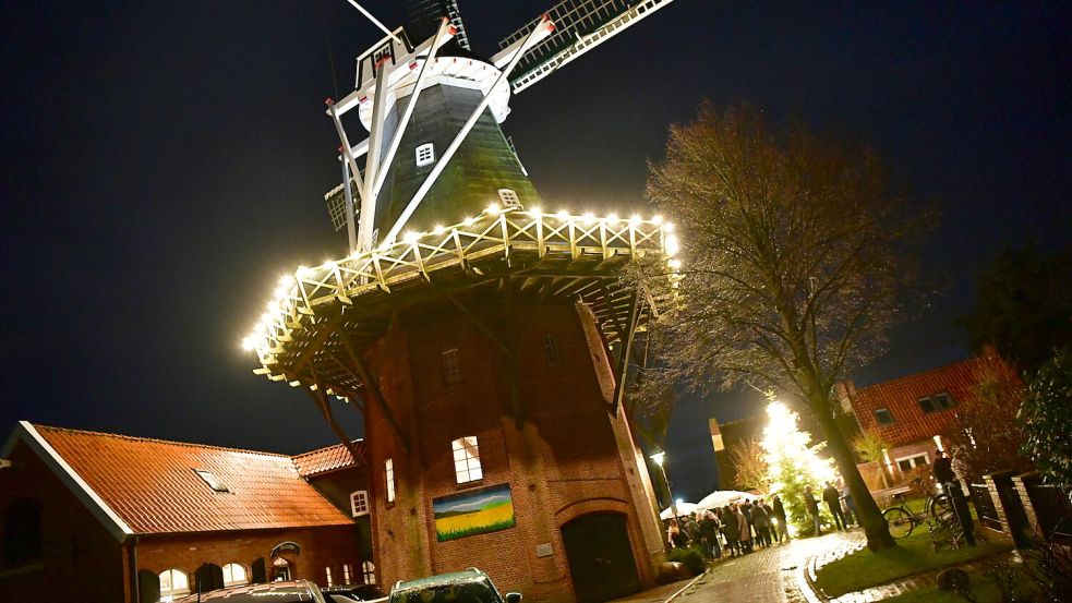 Weihnachtliche Stimmung war am Samstag, 14. Dezember 2024, an der Mühle im Rysumer Ortskern. Die Interessengemeinschaft hatte zur Mühlenweihnacht eingeladen. Foto: Wagenaar