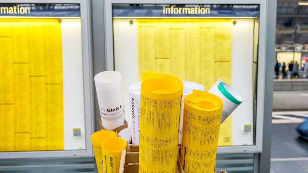 Erst sollten sie verschwinden - nun bleiben die weißen Ankunftspläne doch erstmal in den Bahnhöfen hängen. (Archivbild) Foto: Andreas Arnold/dpa