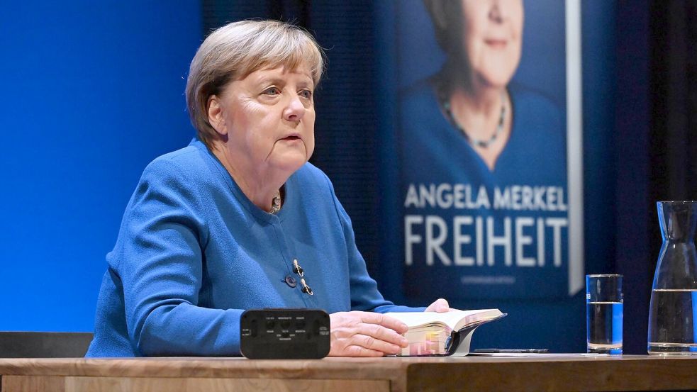 Die frühere Bundeskanzlerin Angela Merkel bei einer Veranstaltung für ihr Buch in Stralsund. (Archivfoto) Foto: Stefan Sauer/dpa