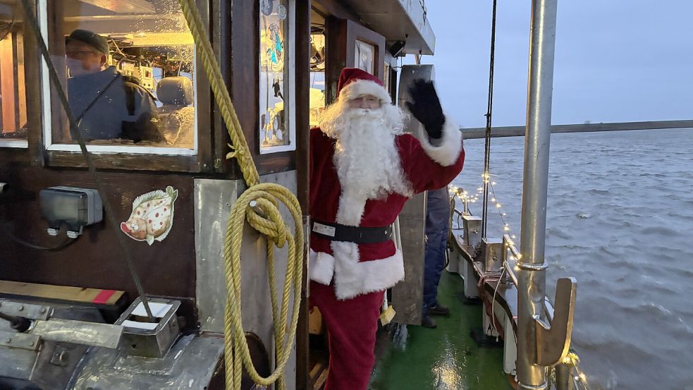 Mit der „Nordstern“ fuhr der Weihnachtsmann in den Hafen von Greetsiel. Foto: Weiden