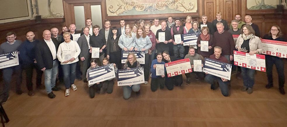 Bürgermeister Claus-Peter Horst (3. von links) zeichnete die besten Stadtradler im Leeraner Rathaus aus. Für Schulen und Kindergärten gab es Geldpreise. Foto: privat