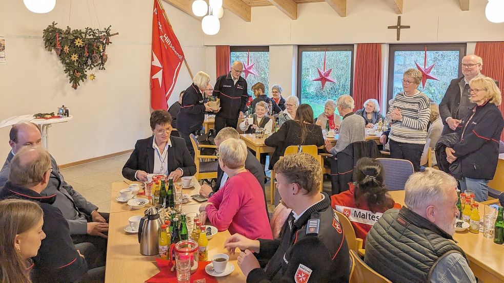 Helfer, Mitfahrer und Ehrengäste feierten gemeinsam das zehnjährige Bestehen des „Mobilen Einkaufswagens“ der Auricher Malteser. Foto: Privat