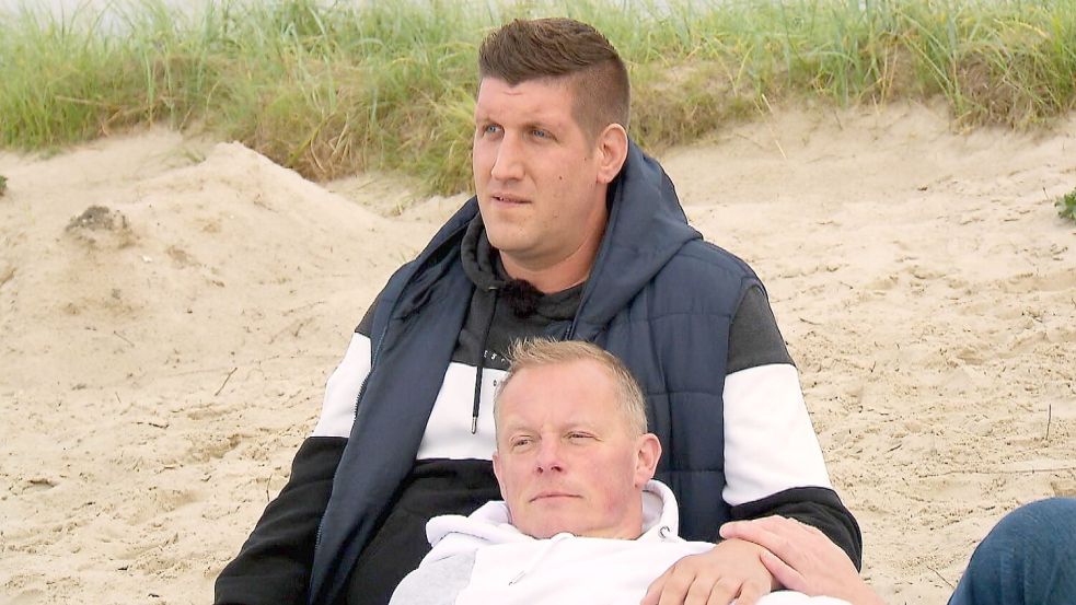 Bauer Heino und sein Hofmann Markus (sitzend) verbringen ihre letzten gemeinsamen Stunden am Strand. Für beide steht fest, dass sie es miteinander versuchen wollen. Screenshot: RTL