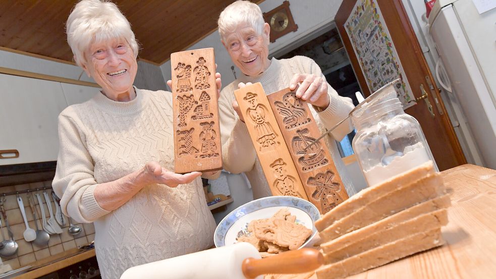 Die Zwillinge Trudi Dusch (links) und Klara Kieven backen seit vielen Jahren Spekulatius nach dem Rezept ihrer Eltern. Foto: Ortgies