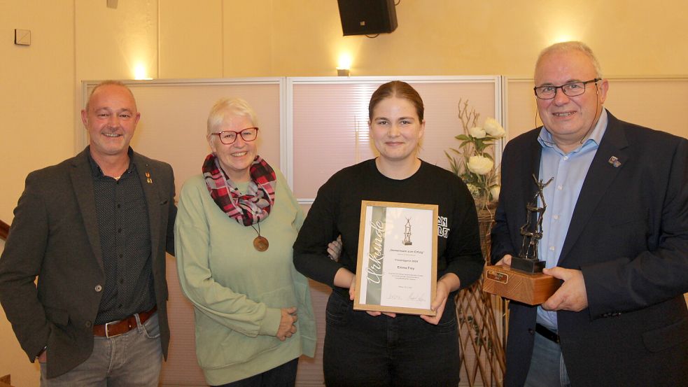 Preisträgerin Emma Frey (2.von rechts) mit dem Vorsitzenden Ingo Schmidt (links) und den Stiftungsgründern Manfred und Ute Giese. Foto: privat