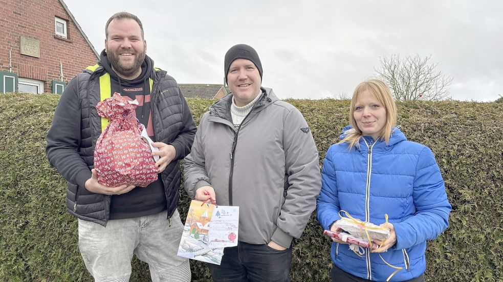 Alexander Wortmann, Erik Heeren und Sabine Frenzel (von links) haben pünktlich zum Weihnachtsfest viele Geschenke an Kinder aus einkommensschwachen Familien verteilt. Fotos: Groenendaal