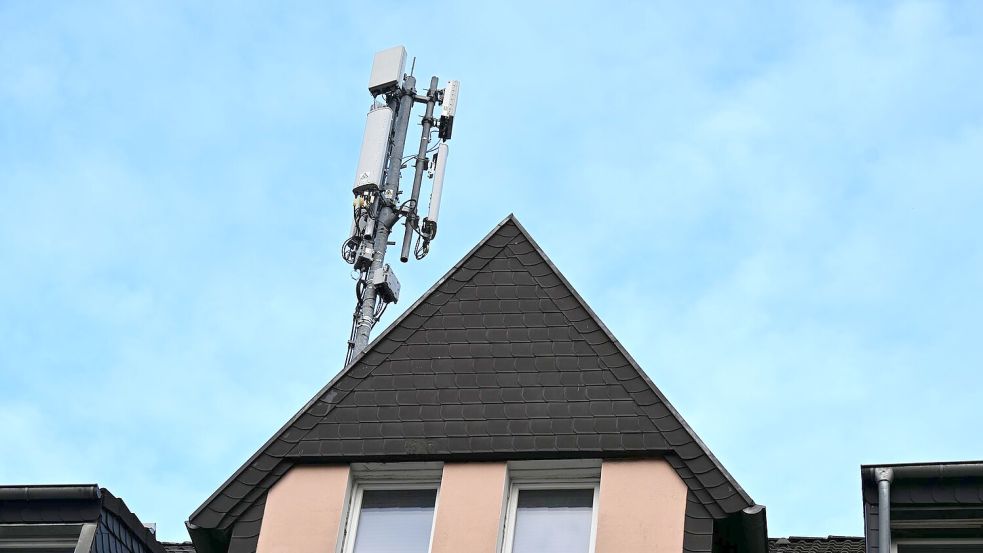 Ein Mobilfunk-Mast mit Antennen im Funkstandard 5G (quadratisch) und 4G (länglich) ist auf dem Dach eines Wohnhauses montiert. (Archivbild) Foto: Wolf von Dewitz/dpa