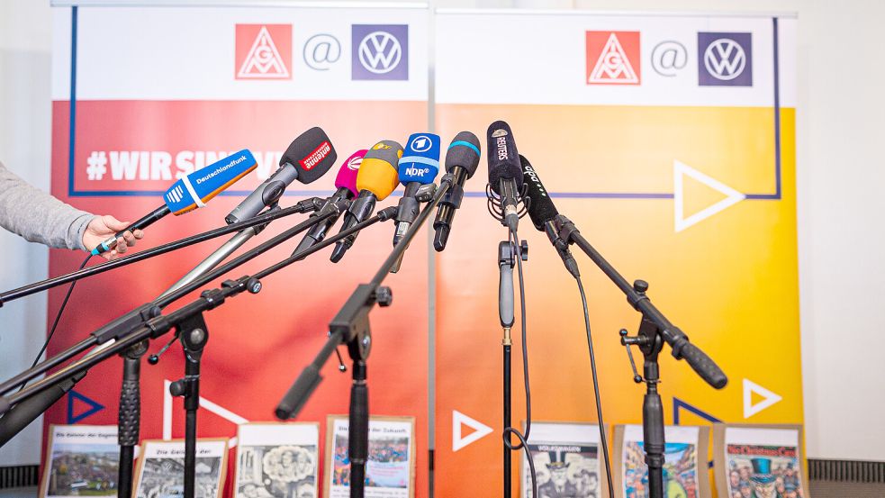 Die Mikrofone der Rundfunkanstalten stehen in Hannover bereit, eine Einigung zwischen IG Metall und VW-Vorstand war am Dienstagabend aber noch nicht in Sicht. Foto: Frankenberg/DPA