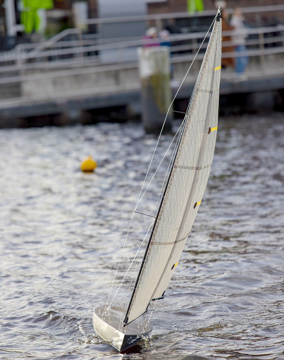 Leicht und schnell: eine Modellyacht im Hafen. Foto: privat