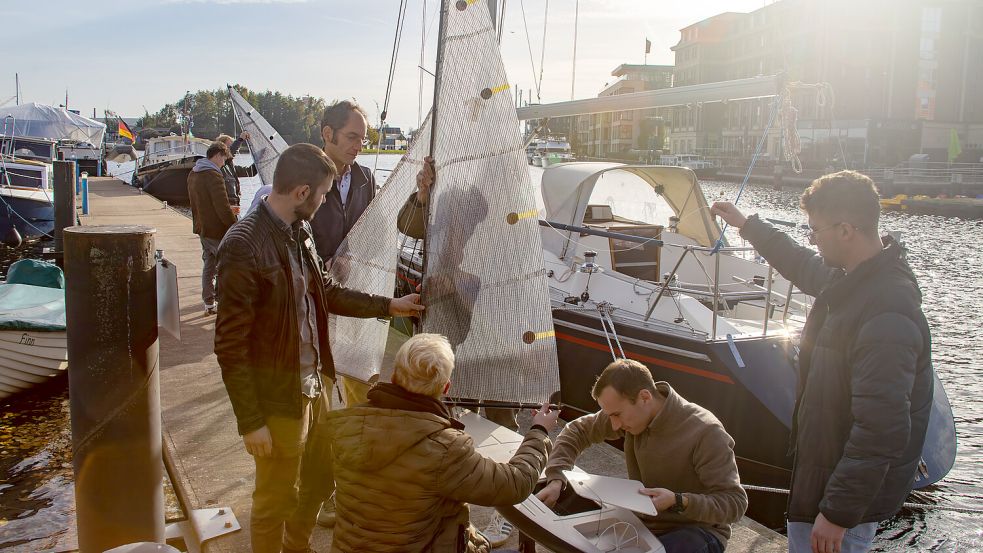 Prof. Dr. Olaf Helms (hinten) lässt einer der Modellyachten gemeinsam mit Laboringenieur Dirk-Jan Bülthuis (2. von rechts) und Studierenden zu Wasser. Foto: privat