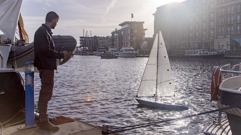 Ahoi: Per Fernbedienung schippern die Studenten die Modellsegelyacht sicher durch den Hafen. Foto: privat