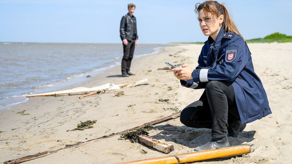 Süher Özlügül (Sophie Dal) und Henk Cassens (Maxim Mehmet) in einer Szene des Frieslandkrimis „Sturmmöwe“.Foto: Willi Weber/ZDF/dpa