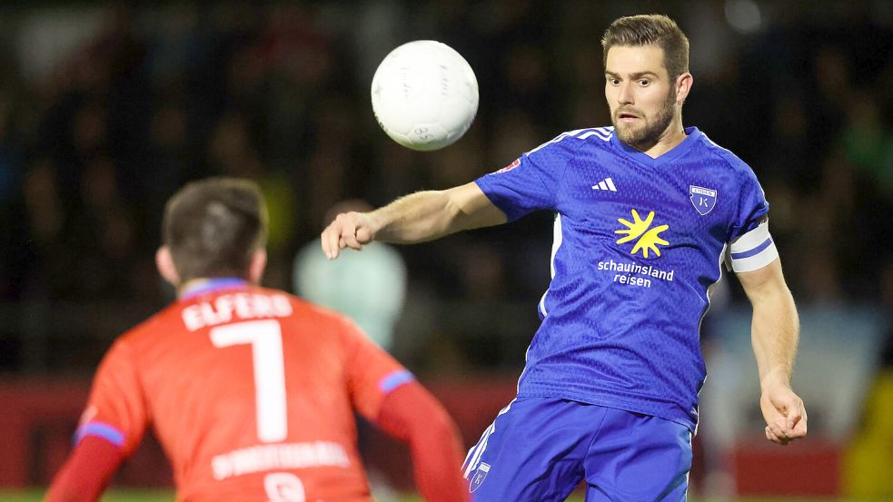 Tido Steffens (rechts) wird auch künftig für Kickers Emden auf Torejagd gehen. Foto: Doden/Emden