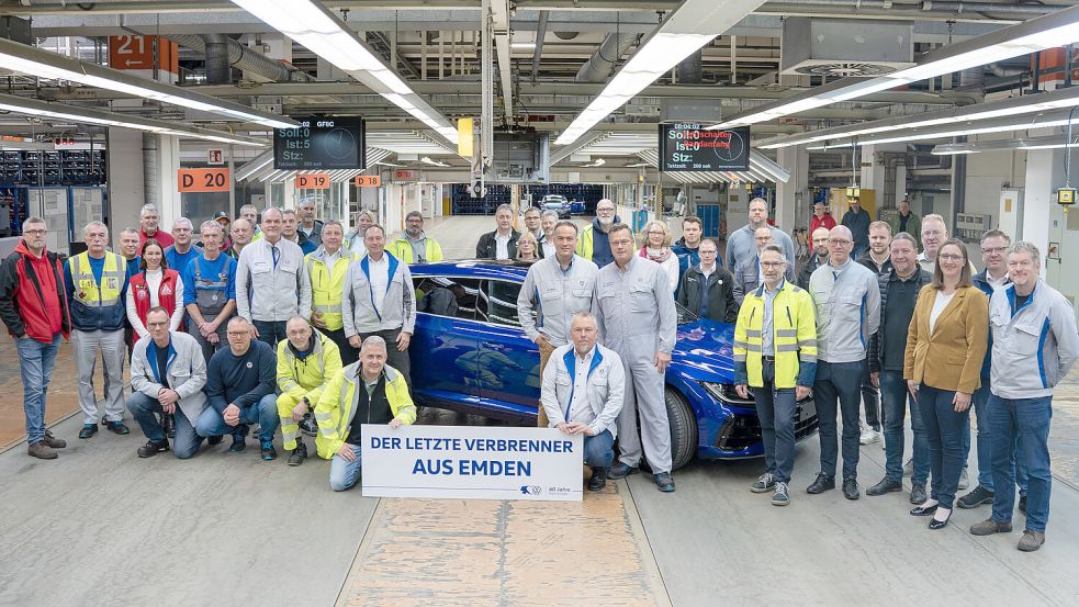 Das nun wirklich endgültige Ende des Verbrenner-Motors in Emden: Die VW-Belegschaft verabschiedet den letzten Arteon Shooting Brake. Das Auto wird komplett vom Markt genommen. Foto: VW-Betriebsrat Emden