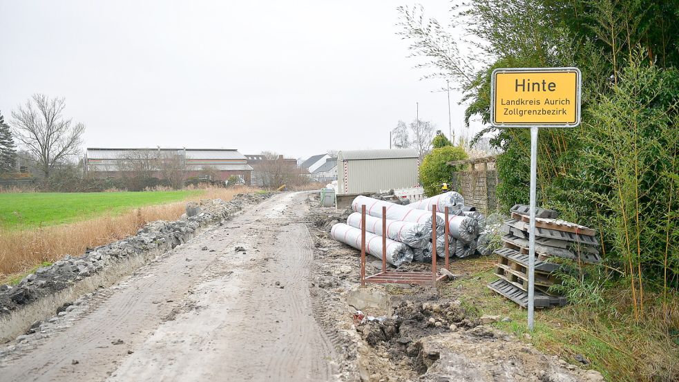 Noch ist es eine Baustelle, bald sollen hier wieder Autos fahren können: der Krumme Weg in Hinte. Fotos: Wagenaar