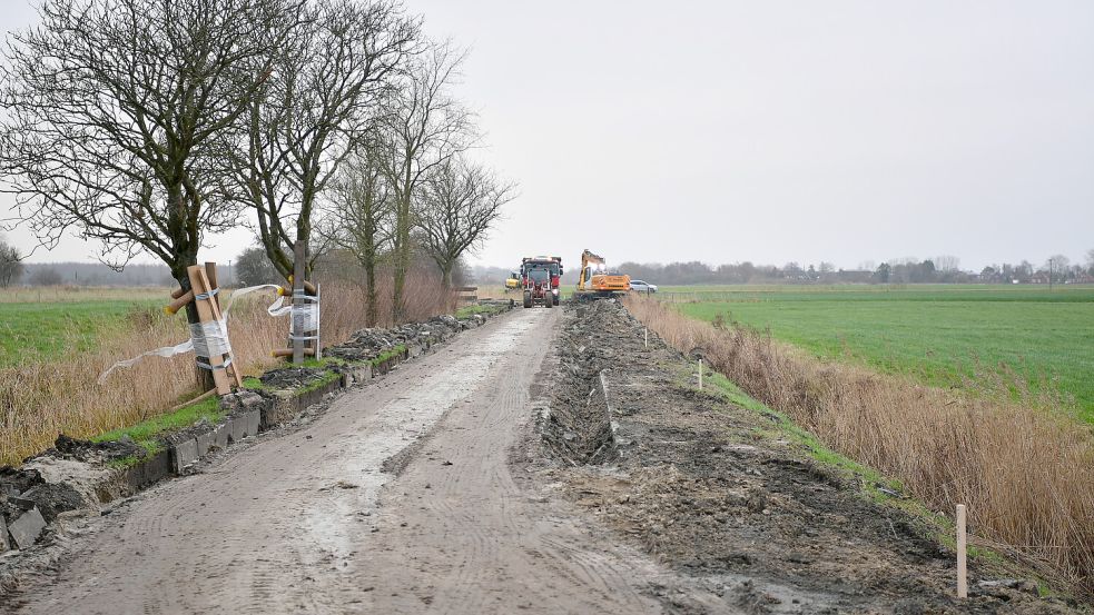 Statt Pflastersteinen kommt Asphalt auf die Straße.